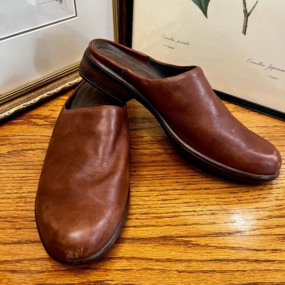 Women’s Naot Brown Leather clogs